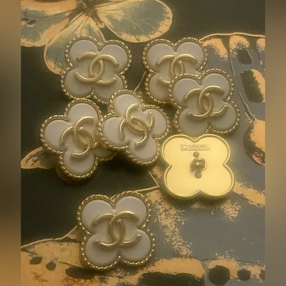 Set of 6 Chanel Buttons - Picture 3 of 9